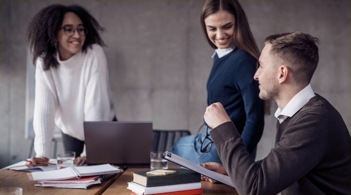 Réunion de travail avec prise de notes pour rédaction de compte rendu ou procès-verbal en entreprise - Codexa