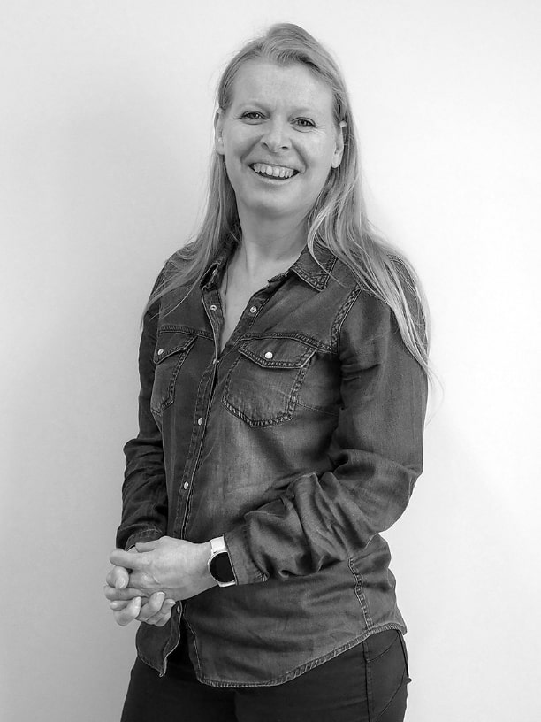 Portrait photo en noir et blanc de Christelle, rédactrice des débats chez Codexa, société spécialisée en rédaction de comptes rendus de CSE