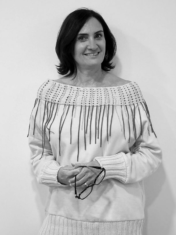 Portrait photo en noir et blanc de Cristina, attachée commerciale chez Codexa, société spécialisée en rédaction de comptes rendus de CSE