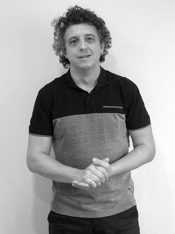 Portrait photo en noir et blanc de Francois, rédacteur des débats chez Codexa, société spécialisée en rédaction de comptes rendus de CSE