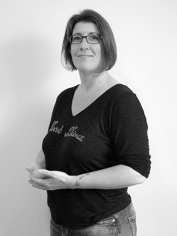 Portrait photo en noir et blanc de Laura Smit, associée et directrice de Codexa, société spécialisée en rédaction de comptes rendus de CSE