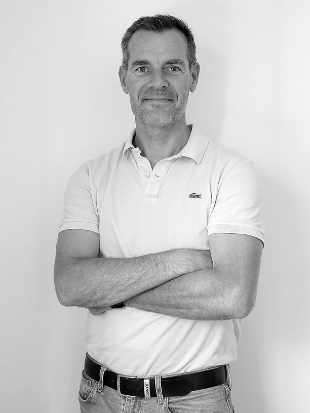 Portrait photo en noir et blanc de Marc, associé et directeur de Codexa, société spécialisée en rédaction de comptes rendus de CSE
