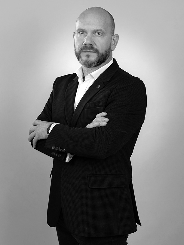 Portrait photo en noir et blanc de Julien CUBIER, associé et directeur de Codexa, société spécialisée en rédaction de comptes rendus de CSE
