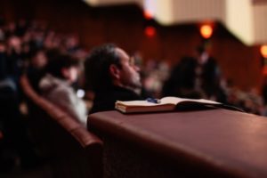 Homme qui écoute un discours dans une salle de conférence