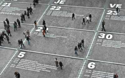 personnes marchant sur un emploi du temps géant